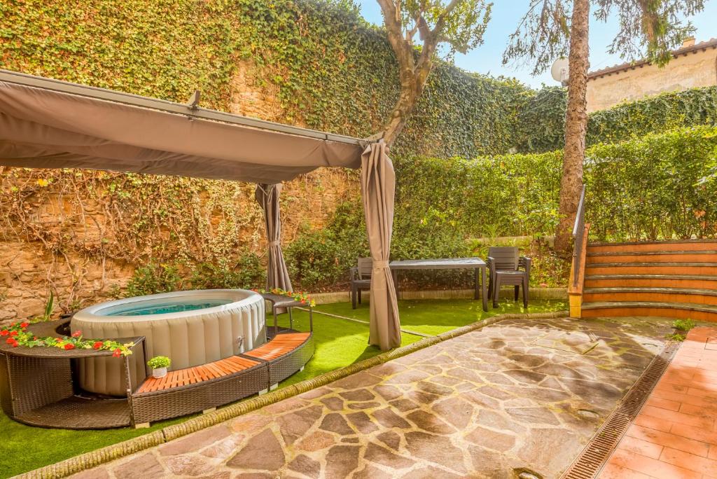 Giardino con sedute e area idromassaggio