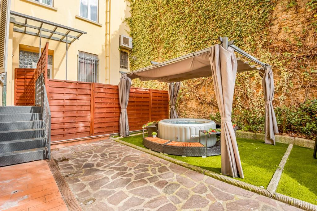Giardino con gazebo e area idromassaggio