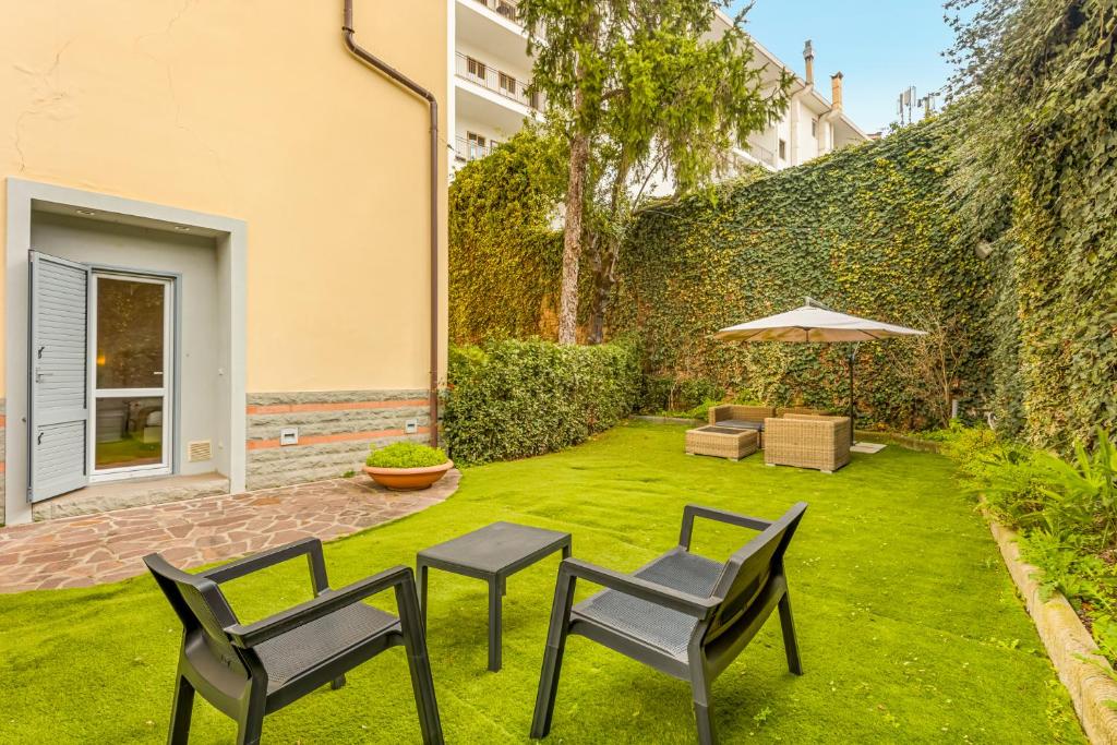 Giardino con sedute, tavolino e ombrellone