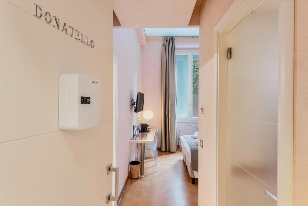 Ingresso di una camera con corridoio interno