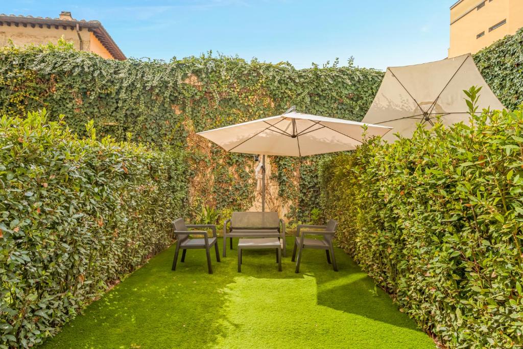 Giardino raccolto con sedute e ombrellone
