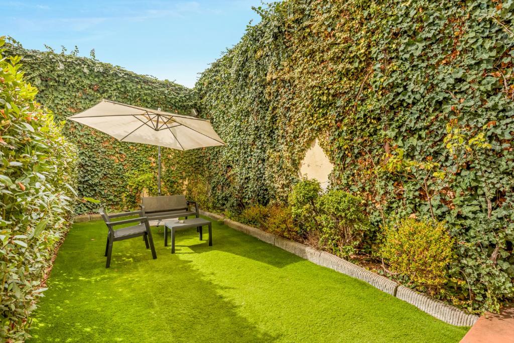 Angolo del giardino con panca e ombrellone